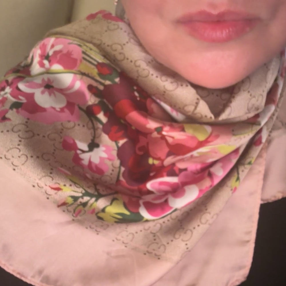 Gucci Beige and Pink Floral Silk Square Scarf - Picture 2 of 9